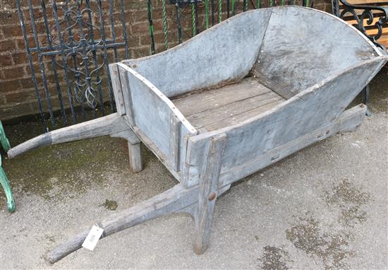 Wooden wheel barrow(-)